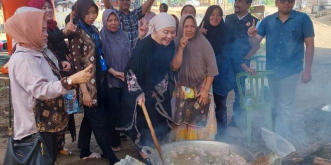 Calon Bupati Kabupaten Musi Banyuasin Nomor Urut 10, Hj. Lucianty, masak bersama emak-emak di Komplek Griya Bumi Lestari, Kelurahan Balai Agung, Kecamatan Sekayu, pada hari Sabtu, tanggal 5 Oktober 2024.