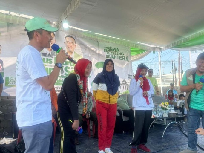 Calon Wali Kota Palembang Nomor Urut 2, Ratu Dewa, mengunjungi warga di Perumahan Pemkot, Kelurahan Gandus, hari Sabtu, tanggal 26 Oktober 2024. (foto : Tim Media Ratu Dewa)