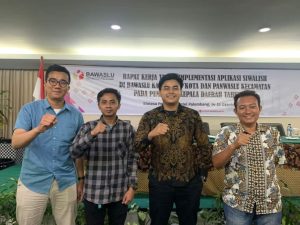 Badan Pengawas Pemilu (Bawaslu) Kota Palembang mengikuti Rapat Kerja Teknis (Rakernis) yang diselenggarakan oleh Bawaslu Provinsi Sumatera Selatan (Sumsel), terkait penggunaan Aplikasi Siwaslih, di Peninsula Hotel, pada hari Rabu, tanggal 15 Oktober 2024.