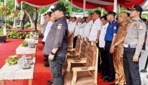 Ketua Badan Pengawas Pemilihan Umum (Bawaslu) Kota Palembang, Khairil Anwar Simatupang, mengikuti apel gelar pasukan Satuan Perlindungan Masyarakat (Satlinmas) yang dipimpin oleh Pj. Wali Kota Palembang, Abdulrauf Damenta, di pelataran Benteng Kuto Besak (BKB) Palembang, pada hari Rabu, tanggal 23 Oktober 2024.