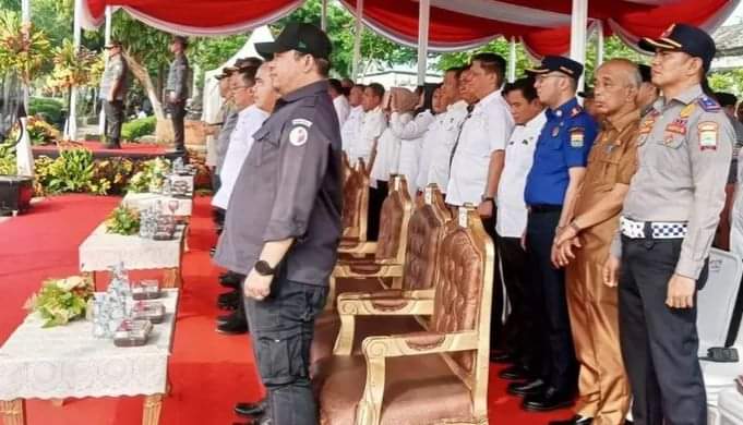 Ketua Badan Pengawas Pemilihan Umum (Bawaslu) Kota Palembang, Khairil Anwar Simatupang, mengikuti apel gelar pasukan Satuan Perlindungan Masyarakat (Satlinmas) yang dipimpin oleh Pj. Wali Kota Palembang, Abdulrauf Damenta, di pelataran Benteng Kuto Besak (BKB) Palembang, pada hari Rabu, tanggal 23 Oktober 2024.