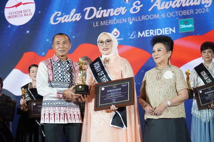 Tokoh Perempuan dari Provinsi Sumatera Selatan (Sumsel) kembali mencatatkan prestasi yang gemilang di pentas nasional. Adalah Yulia Astuti, S.T., M.M., owner dan direktur PT. Kayoemi Brothers, mendapatkan penghargaan pada Man and Women of The Year 2024.
