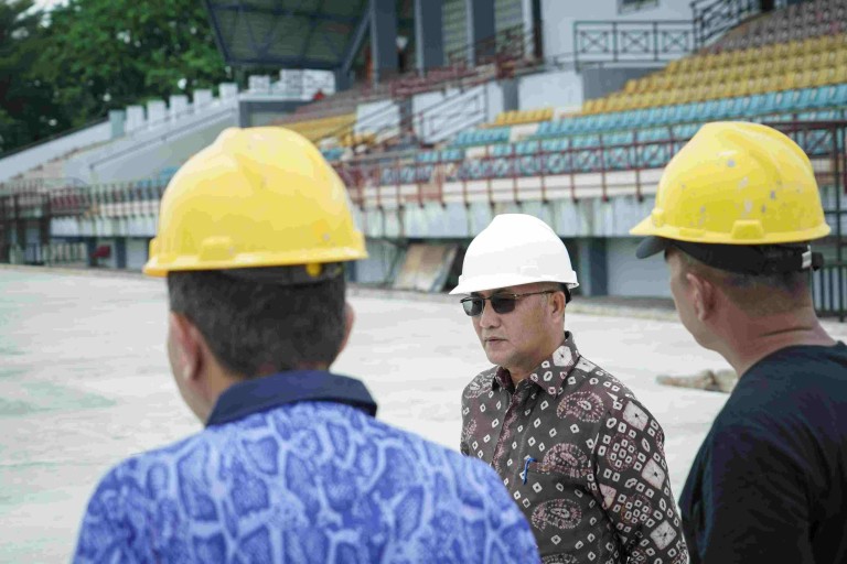 Jumat (11/10/2024) siang tampak Sekretaris Daerah Muba Apriyadi Mahmud meninjau progres pembangunan lintasan atletik yang menggunakan Lintasan sandwich running track.