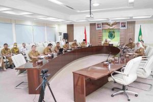 H Apriyadi MSi bersama Asisten I Setda Muba H Yudi Herzandi SH MH dan jajaran perangkat daerah terkait lainnya kompak menyimak melalui zoom di Ruang Rapat Serasan Sekate Sekretariat Daerah Kabupaten Muba, Selasa 15/10/2024.