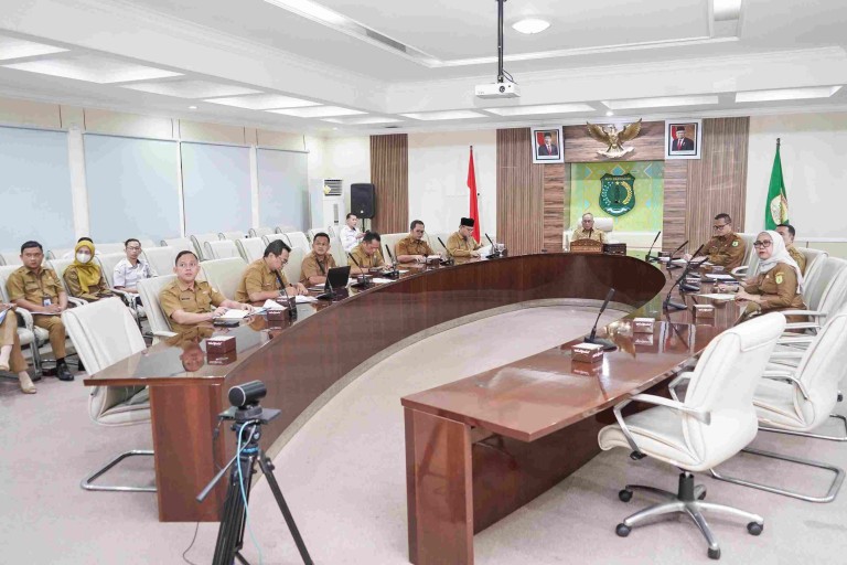 H Apriyadi MSi bersama Asisten I Setda Muba H Yudi Herzandi SH MH dan jajaran perangkat daerah terkait lainnya kompak menyimak melalui zoom di Ruang Rapat Serasan Sekate Sekretariat Daerah Kabupaten Muba, Selasa 15/10/2024.
