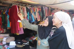 Calon Bupati Kabupaten Musi Banyuasin Nomor Urut 1, Hj. Lucianty, mengunjungi pelaku UMKM dan Pedagang di Pasar Tradisional.