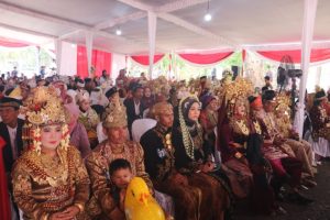Sebanyak 81 pasangan pengantin mengikuti resepsi nikah massal yang digelar Pemerintah Kota Palembang, di Taman Kambang Iwak, Selasa (8/10/2024) siang.