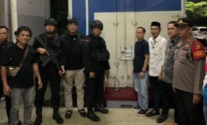 Badan Pengawas Pemilu (Bawaslu) Kota Palembang melakukan pengawasan ketat terhadap proses pendistribusian surat suara Wali Kota dan Wakil Wali Kota, serta Gubernur dan Wakil Gubernur Provinsi Sumatera Selatan (Sumsel), di gudang logistik Komisi Pemilihan Umum (KPU) Kota Palembang, pada hari Minggu, tanggal 20 Oktober 2024.