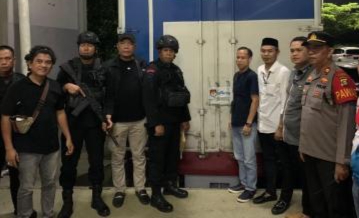 Badan Pengawas Pemilu (Bawaslu) Kota Palembang melakukan pengawasan ketat terhadap proses pendistribusian surat suara Wali Kota dan Wakil Wali Kota, serta Gubernur dan Wakil Gubernur Provinsi Sumatera Selatan (Sumsel), di gudang logistik Komisi Pemilihan Umum (KPU) Kota Palembang, pada hari Minggu, tanggal 20 Oktober 2024.
