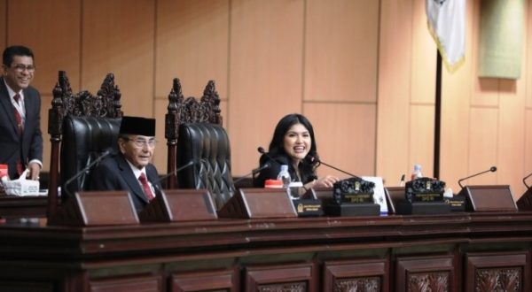 Ismeth Abdullah dan Larasati Moriska, Pimpinan Sementara Sidang Paripurna I Dewan Perwakilan Daerah Republik Indonesia, hari Selasa, tanggal 01 Oktober 2024. (foto : Humas DPD RI)