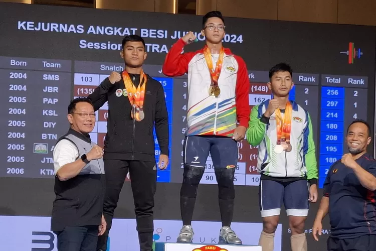 Atlet Angkat Besi Asal Provinsi Sumatera Selatan, Bima Kelana, mendapatkan Medali Perak pada Kejuaraan Nasional Angkat Besi Junior Tahun 2024 di Surabaya. (foto : Sutris)
