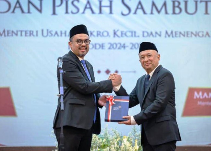 Menteri Usaha Mikro Kecil dan Menengah (UMKM) Republik Indonesia periode 2024-2029, Maman Abdurrahman, melakukan serah terima jabatan dan pisah sambut dengan Menteri Koperasi dan UKM (MenKopUKM) periode 2019-2024, Teten Masduki, di gedung Smesco, Jakarta, pada hari Senin, tanggal 21 Oktober 2024.