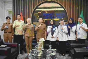 Elen saat menerima Kepala Radio Republik Indonesia (RRI) Palembang beserta jajaran dalam rangka menawarkan kerjasama program siaran, sosialisasi, dan publikasi antara Radio Republik Indonesia Palembang dengan Pemprov Sumsel di Ruang Tamu Gubernur Sumsel, Selasa, (22/10/2024).