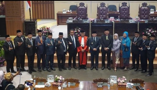 Foto bersama usai pelantikan.