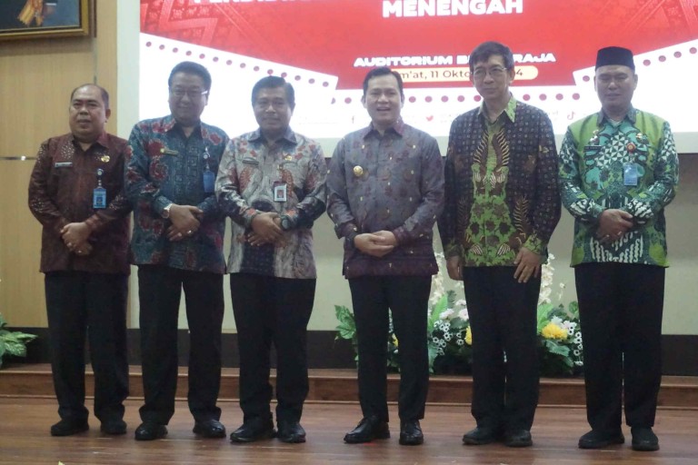 Elen Setiadi menghadiri Rapat Peningkatan Pemahaman Numerasi dengan Metode Pembelajaran Gampang, Asyik dan Menyenangkan (GASING) pada Satuan Pendidikan Dasar dan Satuan Pendidikan Menengah di Auditorium Graha Bina Praja, Jumat, (11/10/2024).
