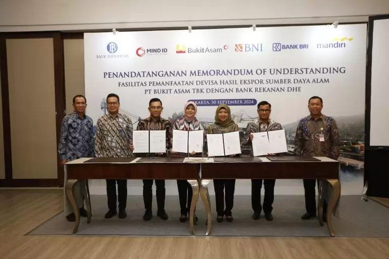 PT. Bukit Asam Tbk melakukan penandatanganan Nota Kesepahaman Fasilitas Pemanfaatan Devisa Hasil Ekspor Sumber Daya Alam (DHE SDA) dengan 3 bank rekanan, yaitu PT. Bank Negara Indonesia, PT. Bank Rakyat Indonesia, dan PT. Bank Mandiri. (foto : Humas PT. Bukit Asam)