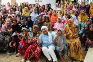 Calon Bupati (Cabup) Kabupaten Musi Banyuasin, Hj Lucianty, melakukan pertemuan dengan warga di Desa Rantau Panjang, Kecamatan Lawang Wetan, hari Senin siang, tanggal 23 September 2024. (MusiNews.id/Oyong)