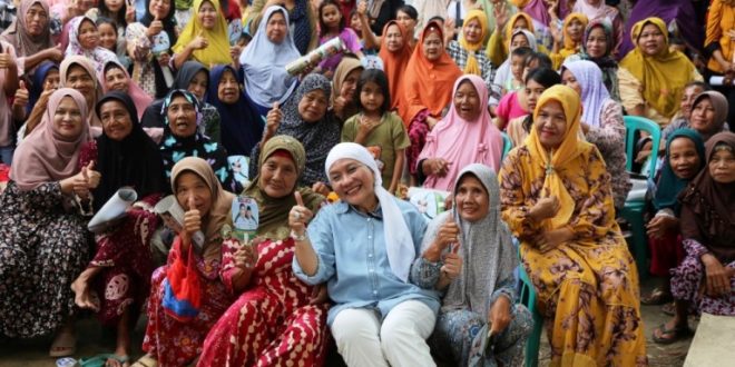 Calon Bupati (Cabup) Kabupaten Musi Banyuasin, Hj Lucianty, melakukan pertemuan dengan warga di Desa Rantau Panjang, Kecamatan Lawang Wetan, hari Senin siang, tanggal 23 September 2024. (MusiNews.id/Oyong)