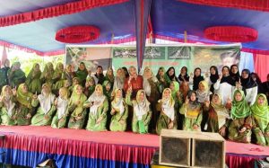 Calon Bupati (Cabup) Kabupaten Musi Banyuasin (Muba), Hj. Lucianty, menghadiri pengajian akbar dalam rangka peringatan Maulid Nabi Muhammad SAW tahun 1.446 Hijriah dan pengukuhan Pimpinan Anak Ranting (PAC) Muslimat Nadhlatul Ulama (NU) Kecamatan Sungai Keruh, pada hari Minggu siang, tanggal 6 Oktober 2024.