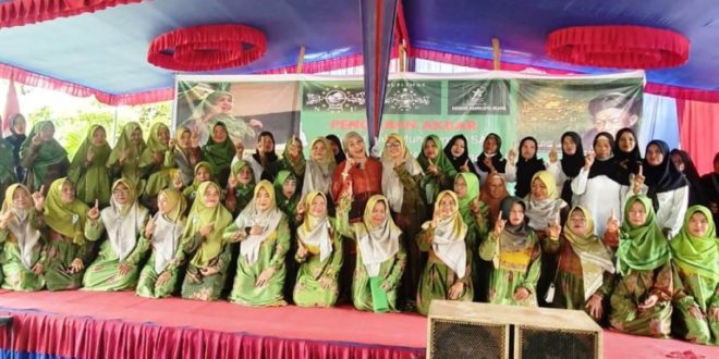 Calon Bupati (Cabup) Kabupaten Musi Banyuasin (Muba), Hj. Lucianty, menghadiri pengajian akbar dalam rangka peringatan Maulid Nabi Muhammad SAW tahun 1.446 Hijriah dan pengukuhan Pimpinan Anak Ranting (PAC) Muslimat Nadhlatul Ulama (NU) Kecamatan Sungai Keruh, pada hari Minggu siang, tanggal 6 Oktober 2024.