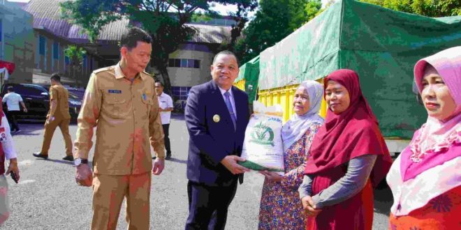 Pada Senin (7/10/2024) di Halaman Kantor Bupati Musi Banyuasin , terpantau di lokasi tampaknya Penjabat (Pj) Bupati H Sandi Fahlepi memantau langsung proses penyaluran bantuan pangan beras tahap ketiga tahun 2024 untuk Kecamatan dalam Kabupaten Musi Banyuasin.