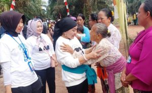 Hj. Lucianty, Calon Bupati Kabupaten Musi Banyuasin Nomor Urut 1, melakukan silaturahmi dengan masyarakat Desa Galih Sari, Kecamatan Lalan, hari Selasa tanggal 8 Oktober 2024.