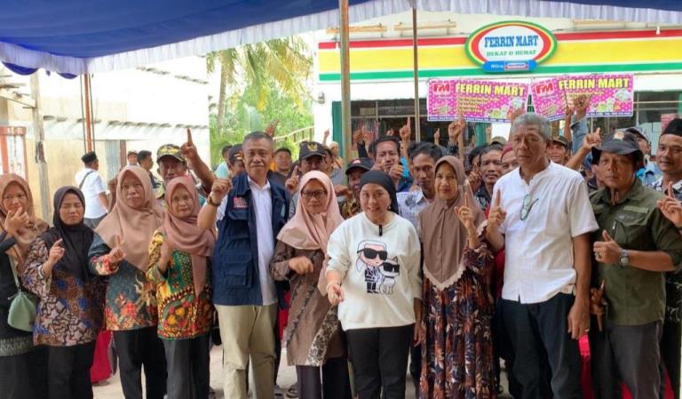 Calon Bupati (Cabup) dan Calon Wakil Bupati (Cawabup) Kabupaten Musi Banyuasin (Muba) Nomor Urut 1, Hj. Lucianty dan H. Syaparuddin, di kediaman Tokoh Masyarakat Kecamatan Lalan, Haji Sukri, di Primer 8 Desa Karang