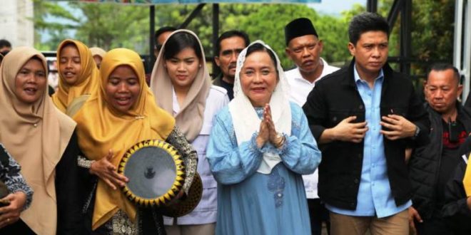 Calon Bupati Kabupaten Musi Banyuasin, Hj. Lucianty, mendatangi kediaman Tokoh Masyarakat Kecamatan Sungai Lilin, Paimin, hari Minggu Siang, tanggal 13 Oktober 2024.