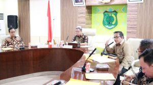 Pj Bupati Musi Banyuasin H Sandi Fahlepi diwakili oleh Plt. Asisten Bidang Perekonomian dan Pembangunan Setda Muba, Erdiansyah SP MSi, bersama OPD, mengikuti penilaian interviu evaluasi SPBE secara daring di ruang rapat Serasan Sekate pada Jumat, 18 Oktober 2024.