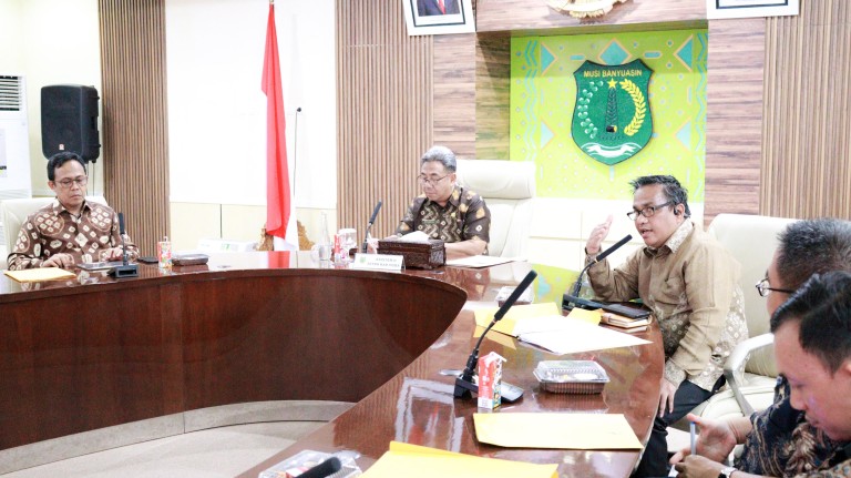 Pj Bupati Musi Banyuasin H Sandi Fahlepi diwakili oleh Plt. Asisten Bidang Perekonomian dan Pembangunan Setda Muba, Erdiansyah SP MSi, bersama OPD, mengikuti penilaian interviu evaluasi SPBE secara daring di ruang rapat Serasan Sekate pada Jumat, 18 Oktober 2024.