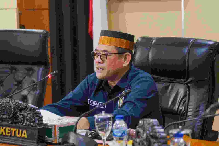 Rapat ini dipimpin oleh Ketua DPRD Muba, Afitni Junaidi Gumay, SE dan dihadiri oleh Pj Bupati H Sandi Fahlepi yang diwakili oleh Dicky Meiriando, SSTP MH., pada Selasa (21/11/2024) yang berlangsung di Ruang Rapat Badan Musyawarah DPRD Muba.