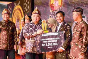 Kabupaten Muba menerima penghargaan dalam acara pembukaan Festival Randik, yang berlangsung di Museum Penghulu Muhammad Soleh pada 24 Oktober 2024.