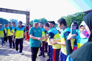 Penjabat Bupati Muba saat melakukan Kampanye Gerakan Masyarakat Hidup Sehat (GERMAS) dengan Tema “Ayo Bergerak Mubanya Sehat” serta Launching Implementasi Integrasi Layanan Primer (ILP) di puskesmas pelayanan pembantu Kabupaten Muba, 29/10/2024) di Lapangan Stable Berkuda Sekayu.