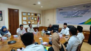 Badan Pengawas Pemilu (Bawaslu) Kota Palembang melakukan tanda tangan kerja sama dengan Badan Penyelenggara Jaminan Sosial (BPJS) dalam rangka memastikan perlindungan kerja bagi Pengawas pada Pemilihan Kepala Daerah (Pilkada) tahun 2024, di Ruang Rapat Kantor BPJS Ketenagakerjaan Cabang Palembang, pada hari Rabu, tanggal 30 Oktober 2024.