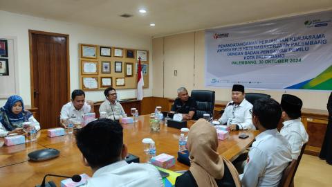 Badan Pengawas Pemilu (Bawaslu) Kota Palembang melakukan tanda tangan kerja sama dengan Badan Penyelenggara Jaminan Sosial (BPJS) dalam rangka memastikan perlindungan kerja bagi Pengawas pada Pemilihan Kepala Daerah (Pilkada) tahun 2024, di Ruang Rapat Kantor BPJS Ketenagakerjaan Cabang Palembang, pada hari Rabu, tanggal 30 Oktober 2024.
