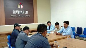 Ketua Badan Pengawas Pemilu (Bawaslu) Kota Palembang, Khairil Anwar Simatupang menerima audiensi dari Dewan Eksekutif Mahasiswa (DEMA) Fakultas Dakwah dan Komunikasi Universitas Islam Negeri (UIN) Raden Fatah Palembang, pada hari Senin, tanggal 7 Oktober 2024. (MusiNews.id/Sikumbang)