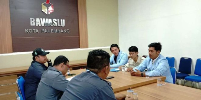 Ketua Badan Pengawas Pemilu (Bawaslu) Kota Palembang, Khairil Anwar Simatupang menerima audiensi dari Dewan Eksekutif Mahasiswa (DEMA) Fakultas Dakwah dan Komunikasi Universitas Islam Negeri (UIN) Raden Fatah Palembang, pada hari Senin, tanggal 7 Oktober 2024. (MusiNews.id/Sikumbang)