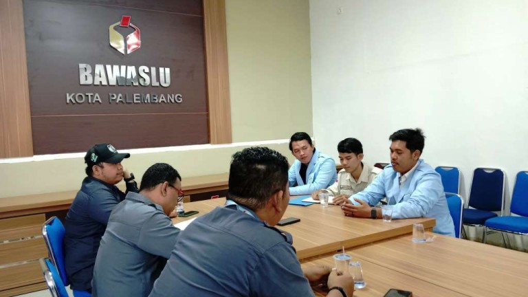 Ketua Badan Pengawas Pemilu (Bawaslu) Kota Palembang, Khairil Anwar Simatupang menerima audiensi dari Dewan Eksekutif Mahasiswa (DEMA) Fakultas Dakwah dan Komunikasi Universitas Islam Negeri (UIN) Raden Fatah Palembang, pada hari Senin, tanggal 7 Oktober 2024. (MusiNews.id/Sikumbang)