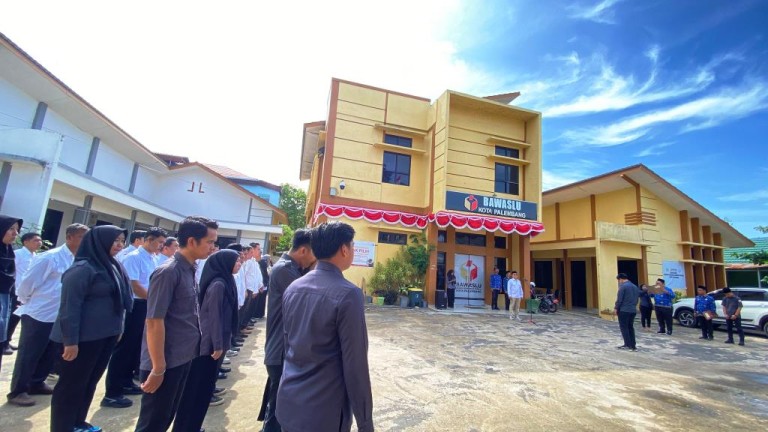 Badan Pengawas Pemilu (Bawaslu) Kota Palembang menggelar Peringatan Upacara Hari Kesaktian Pancasila pada hari Selasa, tanggal 1 Oktober 2024 di Halaman Kantor Bawaslu Kota Palembang. (MusiNews.id/Sikumbang)