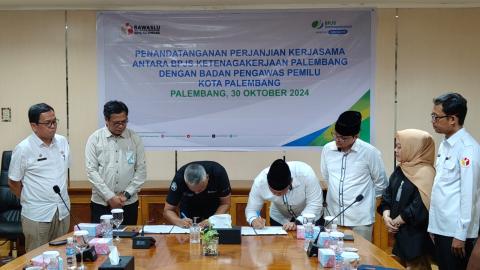 Badan Pengawas Pemilu (Bawaslu) Kota Palembang menandatangani surat perjanjian kerja sama dengan Badan Penyelenggara Jaminan Sosial (BPJS) Ketenagakerjaan Palembang.