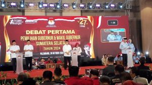 Tiga Pasangan Calon Gubernur dan Wakil Gubernur Provinsi Sumatera Selatan Periode 2025-2030 menyampaikan visi dan misi pada debat pertama yang digelar hari Senin, tanggal 28 Oktober 2024, di Hotel Novotel, Palembang.
