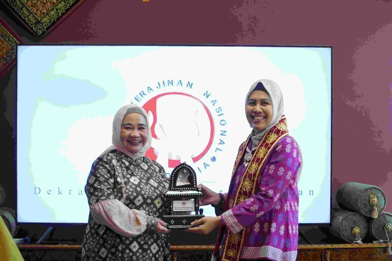 Melza menunjukkan satu persatu karya Songket dan tenun yang menjadi karya ciri khas berbagai Motif dan corak masing-masing dari berbagai daerah yang ada di Sumsel. Kriya Sriwijaya, Palembang (07-10-2024).