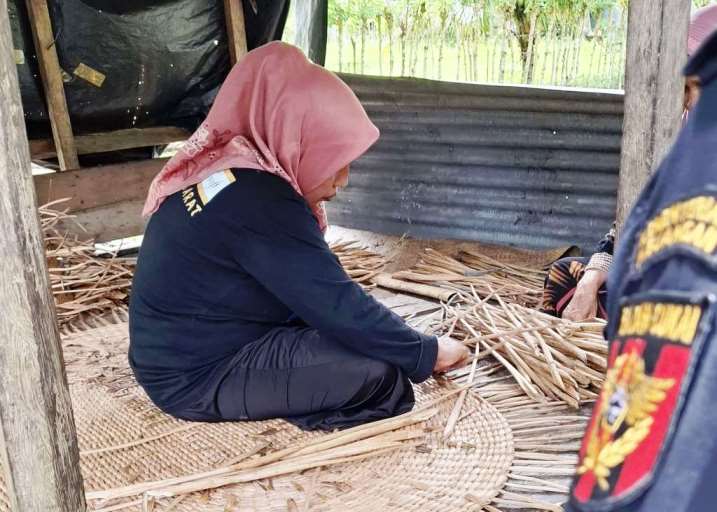 Pengrajut dari EG Craft yang berada di Desa Kubu, Kecamatan Arongan Lambalek, Kabupaten Aceh Barat, yaitu UMKM EG Craft pada Jumat 11 Oktober 2024. (foto : Bea Cukai Banda Aceh)