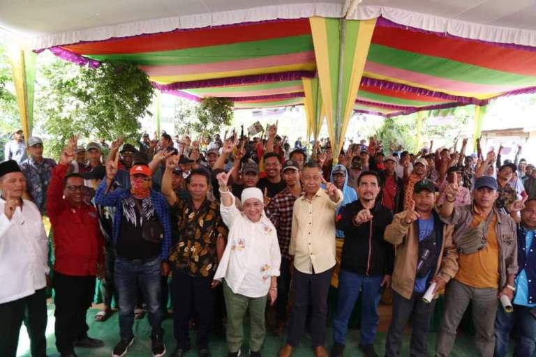 Hj. Lucianty bersama Tokoh Masyarakat dan Tokoh Pemuda kecamatan Lalan di P6 Desa Sukajadi Lalan, hari Senin, tanggal 7 Oktober 2024.