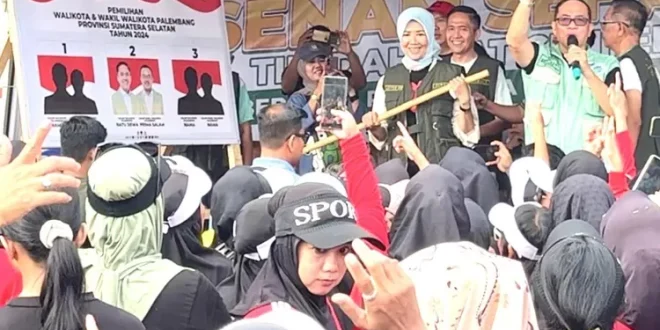 Calon Wali Kota Palembang, Ratu Dewa, melakukan senam bersama warga di Kecamatan Sematang Borang dan Kalidoni, pada hari Minggu, tanggal 27 Oktober 2024, di Jalan Taqwa Mata Merah, Kelurahan Karya Mulya.