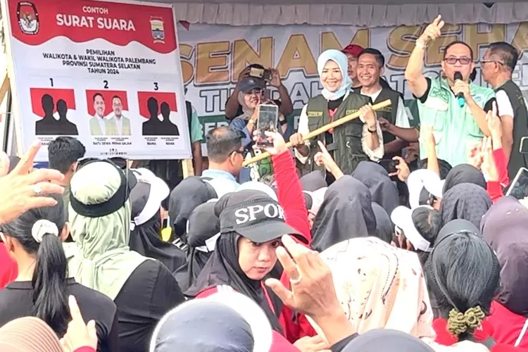 Calon Wali Kota Palembang, Ratu Dewa, melakukan senam bersama warga di Kecamatan Sematang Borang dan Kalidoni, pada hari Minggu, tanggal 27 Oktober 2024, di Jalan Taqwa Mata Merah, Kelurahan Karya Mulya.