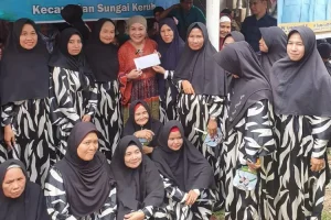 Calon Bupati (Cabup) Kabupaten Musi Banyuasin, Hj. Lucianty, meresmikan posko dan tim pemenangan di Desa Sindang Marga, Kecamatan Sungai Keruh, yang berbatasan dengan Kabupaten Penukal Abab Lematang Ilir.