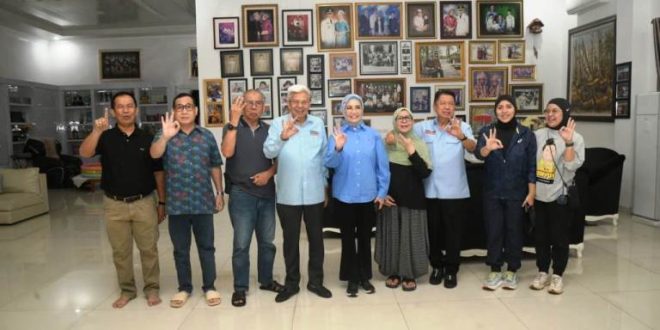 Calon Gubernur dan Wakil Gubernur Provinsi Sumatera Selatan Nomor Urut 3, Mawardi Yahya dan R.A. Anita Noeringhati, foto bersama dengan Prana Putra Sohe alias Nanan, Mantan Wali Kota Lubuklinggau.