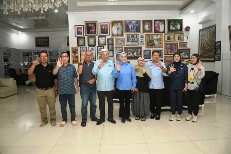 Calon Gubernur dan Wakil Gubernur Provinsi Sumatera Selatan Nomor Urut 3, Mawardi Yahya dan R.A. Anita Noeringhati, foto bersama dengan Prana Putra Sohe alias Nanan, Mantan Wali Kota Lubuklinggau.