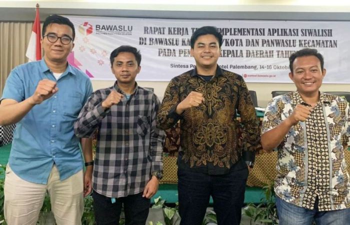 Badan Pengawas Pemilu (Bawaslu) Kota Palembang mengikuti Rapat Kerja Teknis (Rakernis) yang diselenggarakan oleh Bawaslu Provinsi Sumatera Selatan (Sumsel), terkait penggunaan Aplikasi Siwaslih, di Peninsula Hotel, pada hari Rabu, tanggal 15 Oktober 2024.